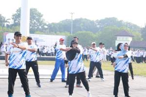 Rayakan Hardiknas, Intan Senam Bersama Ribuan Guru Kabupaten Tangerang