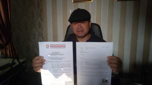 Mantan Anggota Dewan Penasehat DPC Partai Gerindra Kota Cilegon, Husen Saidan saat menunjukan surat pengunduran diri.