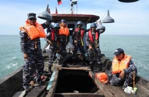 KRI BELADAU 643 Menangkap KM Berkah diserahkan ke Pangkalan TNI AL Tanjung Balai Asahan