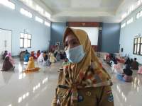 Camat Tigaraksa Kampanyekan Sosial Distancing Kepada Penerima BLT