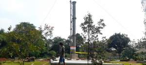 Pembangunan tiang menara monopole di TPBU Pamahan, RT 005/002 Rawa Buntu, Kecamatan Serpong yang di segel Pol PP Tangsel.