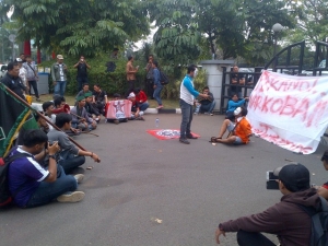 FAN-KT saat orasi depan gedung Pemkot Tangerang