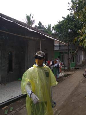 Anggota DPRD Kota Serang Fraksi Golkat Mad Buang usai melakukan penyemprotan Disinfektan