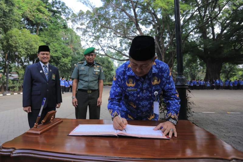 Sekda Kota Tangerang Pimpin Apel HUT Korpri Ke-52 dan Tabur Bunga di TMP Taruna