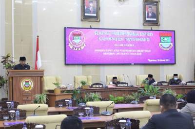 Hadiri Paripurna DPRD, Mad Romli Sampaikan Jawaban Fraksi Atas LKPJ