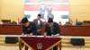 Ketua DPRD Abdul Rasyid dan Wakil Ketua Ketua DPRD Iwan Rahayu tandatangani nota keuangan KUA-PPAS APBD Tangsel 2024.
