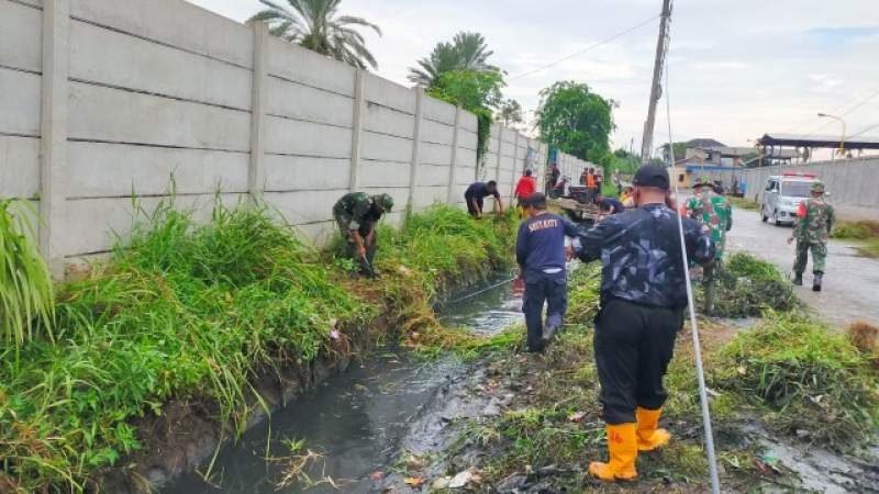 Koramil 04 Cikupa Bersihkan Rumput Liar di Saluran Air