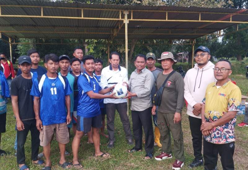 Calon Bupati Serdang Bedagai, Darma Wijaya Serahkan Bola Kaki kepada Club Sepak Bola Melati 2