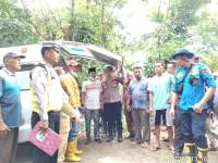 Kapolsek Tanah Jawa, Kompol Manson Nainggolan bantu evakuasi jasad pria jatuh ke sungai Udang