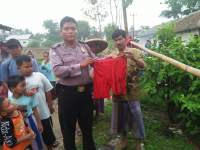  Brigadir Yoyon Purnomo menunjukan pakaian korban tersambar petir.