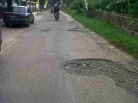 Warga Cipocok Tuntut Pemkot Perbaiki  Jalan Rusak