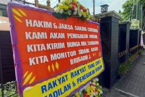 Salah satu karangan bunga di sidang Ferdy Sambo di PN Jakarta Selatan, Senin (17/10/2022).