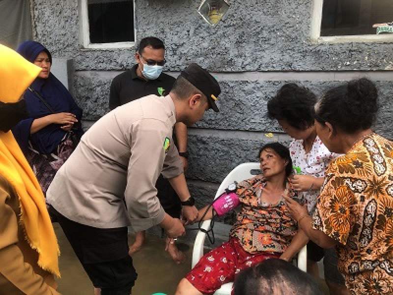 Polres Metro Tangerang Kota Salurkan Ratusan Paket Sembako di Posko Banjir
