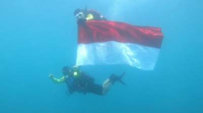 Pengibaran Sang Merah Putih yang berlangsung di Perairan Sangiang, Selasa (17/8/2021).