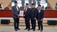 Benyamin Davnie terima rekomendasi LKPj yang diserahkan oleh Ketua DPRD Tangsel, Abdul Rasyid didampingi Wakil Ketua DPRD, Iwan Rahayu dan Mustopa.