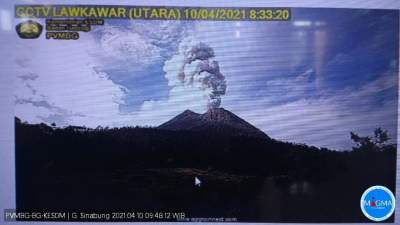 Gunung Sinabung Erupsi Semburkan Awan Panas1000 Meter Dari Puncak