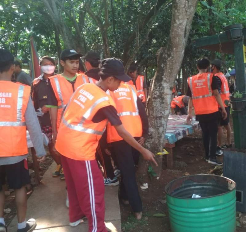 Razia PSBB, Satpol PP Kenakan 20 Pelanggar Rompi Oranye dan Bersih Sampah