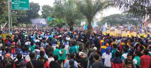 Ribuan Buruh Geruduk  Pendopo Gubernur Banten