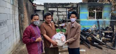 Anggota Dewan Bagi Sembako Untuk Warga Rawa Rengas Korban Kebakaran