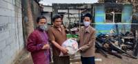 Anggota Dewan Bagi Sembako Untuk Warga Rawa Rengas Korban Kebakaran