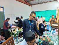 antusias anak karyawan Regal Spring Indonesia (PT Aqua Farm Nusantara) mengikuti khitanan massal