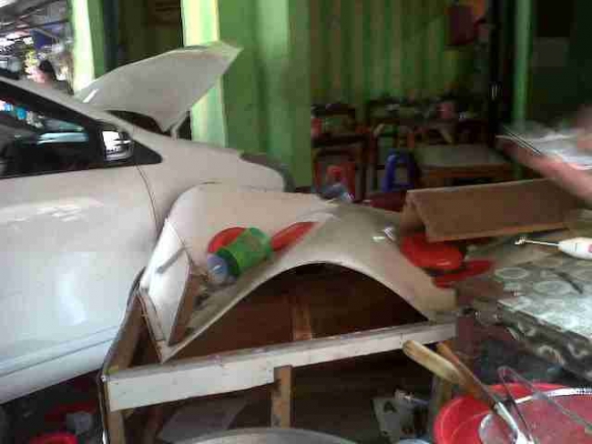 Satu warung dan 5 motor diseruduk mobil Avanza diduga pengendaranya masih belajar