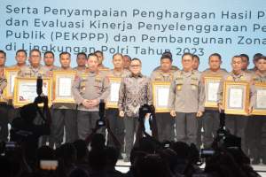 Kapolresta Tangerang Terima Penghargaan Pelayanan Publik