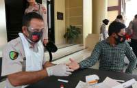 Petugas Urkes Melakukan Rapid Test Personil Polres Serang