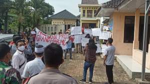 Demo Pengembang, Puluhan Warga Demo Kantor Desa Bunar