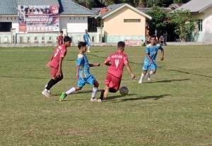 Pemain PSBR dan Sejati Jaya berusaha merebut bola