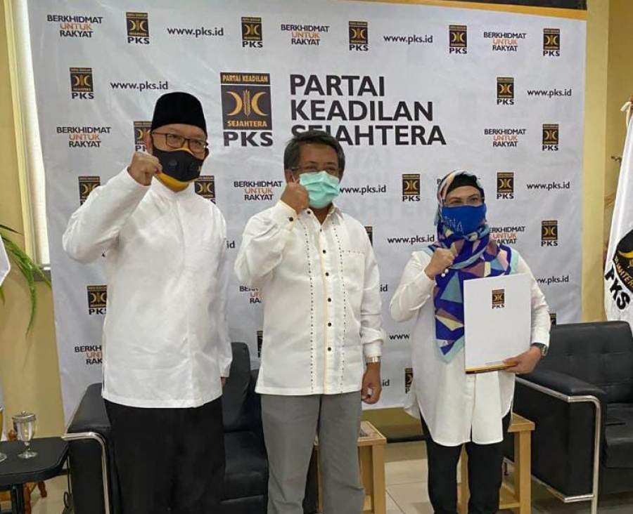 Pilkada Tangsel, Siti Nur Azizah-Ruhamaben Terima SK PKS