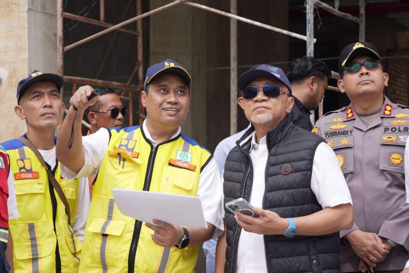 Mendag Zulkifli Hasan mengecek harga kebutuhan pokok diPasar Natar, Lampung, Minggu, (16/6/2024). (Foto: Humas Kemendag RI)