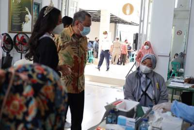 Benyamin Tinjau Vaksinasi Lansia di Kampung Dhuha Ar-Raudhah