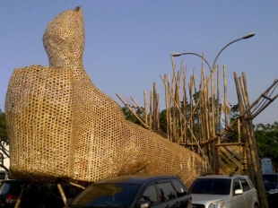 Salah satu karya seni arsitektur berbahan bambu berbentuk &#039;Si Jempol Raksasa&#039; hadir memeriahkan perayaan Hari Keluarga Nasional (Harganas) XXII tahun 2015 di BSD, Tangsel.