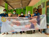 Tumbuhkan Kreativitas dan Minat Menabung, Mahasiswa UNPAM Ajak Anak-anak di Taman Baca Buaran Membuat Celengan