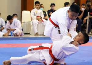 Atlit Karate saat memjalani pertandingan pada kejuaraan Hantaru 2022 di Kementrian ATR/BPN. (foto istimewa)