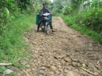 Ruas Jalan Kampung Patiraheut Rusak Parah
