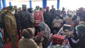 Menhub Budi Karya Sumadi dan KASAL Laksamana TNI Yudo Margono meninjau vaksinasi COVID-19 di Pelabuhan Merak, Selasa (27/7/2021).