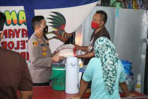 Bagikan Sembako, Kapolresta Tangerang Gelar Patroli PPKM Darurat Secara Humanis