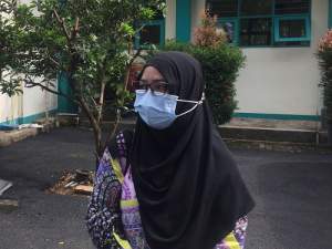 Salah Seorang Wali Murid SMPN 11, Dewi Saat Mengurus Berkas PPDB Anaknya