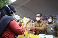Pemkot Gelar Operasi Pasar 4000 Pouch Minyak Goreng Habis Diserbu Warga