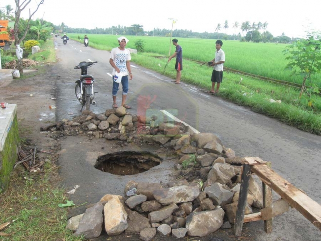 Gorong-gorong di Jalur Panimbang-Angsana, tepatnya di Kampung Pamatang Desa Mekarjaya, Kecamatan Panimbang amblas