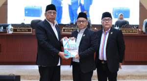 Wali Kota Benyamin Davnie serahkan draft RPJPD kepada Ketua DPRD Tangsel, Abdul Rasyid didampingi Wakil Ketua DPRD, Iwan Rahayu.