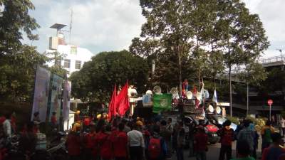 Gerakan Buruh Bersatu Kembali gelar aksi demo tuntut UMK dan KHL