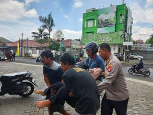 Kapolres Metro Tangerang Kota Turun Bantu Korban Kecelakaan Lalu Lintas