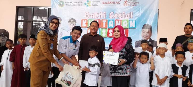 Ketua panitia khitanan massal yang juga Ketua KNPI Serpong Utara, Rico Marleve berikan bingkisan kepada peserta sunatan masal. Pemberian bingkisan disaksikan Anggota DPRD Banten, M Toha, Sekretaris Kecamatan Serpong Utara Yulita Tri Pangestuti, dan sub koordinator pembiayaan dan jaminan kesehatan masyarakat Dinkes Provinsi Banten, Upi Meikawati.