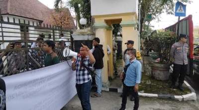 Unjuk Rasa Tolak Pelantikan PAW.