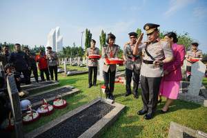 Kapolri Jenderal Listyo Sigit Prabowo ziarah dan tabur bunga ke Taman Makam Pahlawan Kalibata, Jakarta Selatan, Jumat (30/6/2023) pagi.