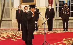 Presiden Joko Widodo resmi melantik Johanis Tanak sebagai Wakil Ketua Komisi Pemberantasan Korupsi (KPK) di Istana Kepresidenan, Jumat (28/10/2022).
