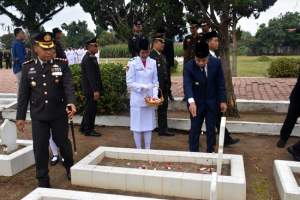 Pj Wali Kota Tebing Tinggi ziarah ke makam pahlawan peringati hari pahlawan